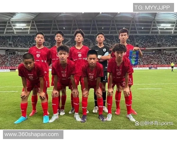 从贫困少年到绿茵传奇足球明星的奋斗与成长故事
